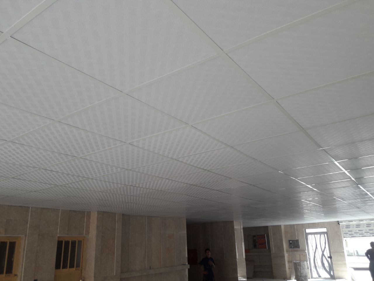 سقف کاذب تایل گچی ساده ای و تایل گچی پانچدار ای جی وی