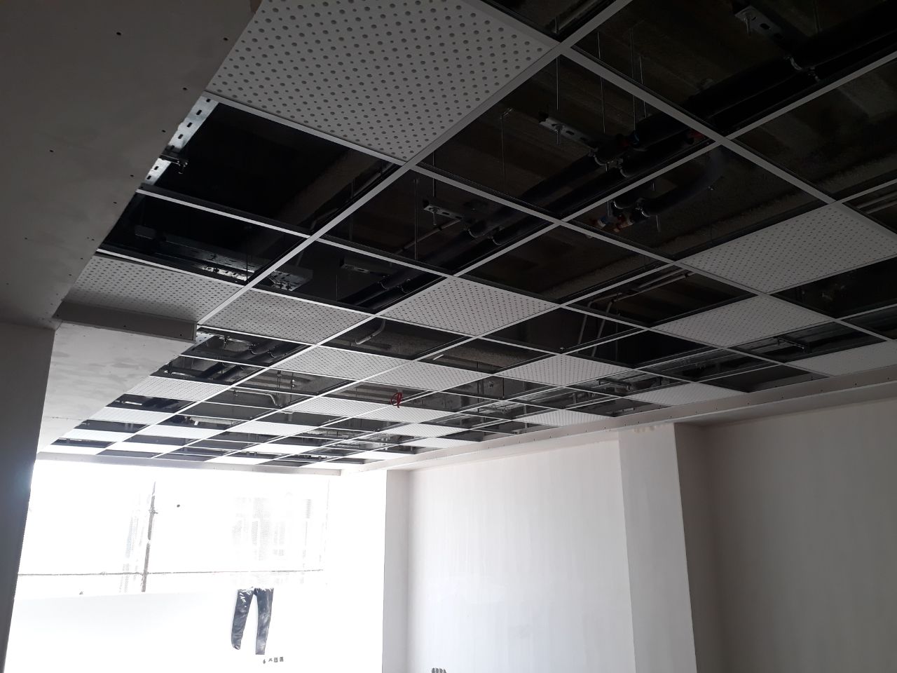 آیا سقف کاذب  تایل گچی پانچدار ای جی وی خاصیت جذب صدا دارد ؟