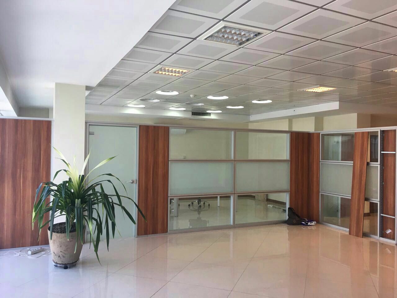 تفاوت سقف کاذب تایل گچی پانچ‌دار  با تایل آلومینیومی پانچ‌دار