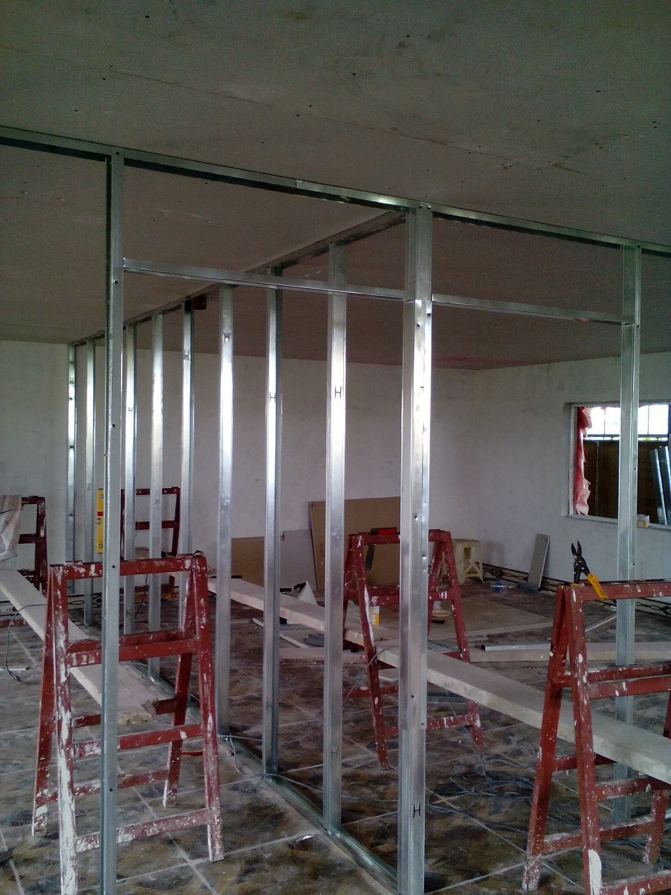 آشنایی با انواع سازه استاد ای جی وی: بهترین انتخاب برای نصب دیوارهای کاذب